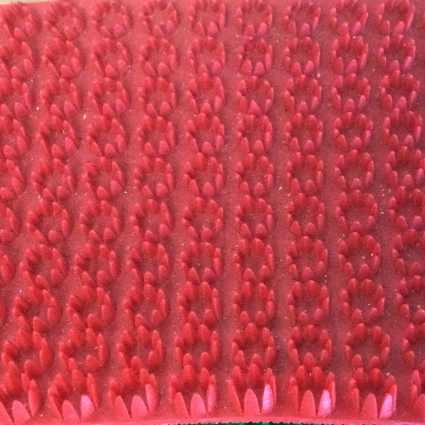 Thảm nhựa gai cúc màu đỏ